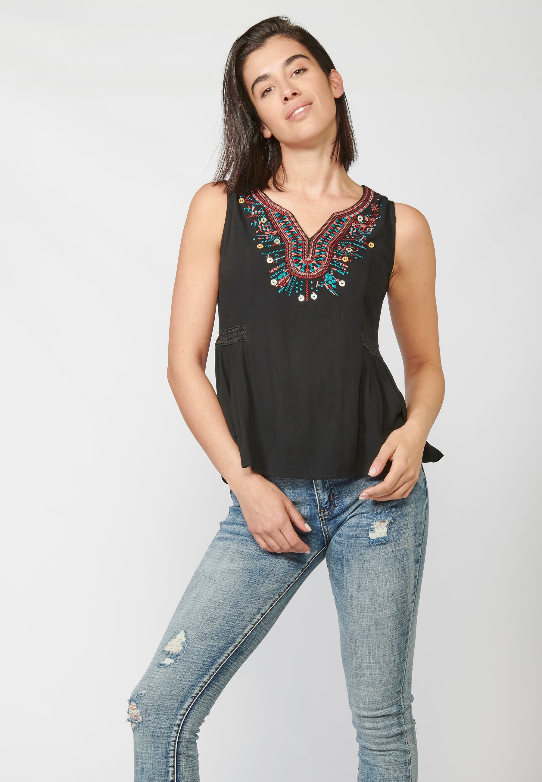 Blusa fluida sin mangas con escote corazón y bordados | look diario