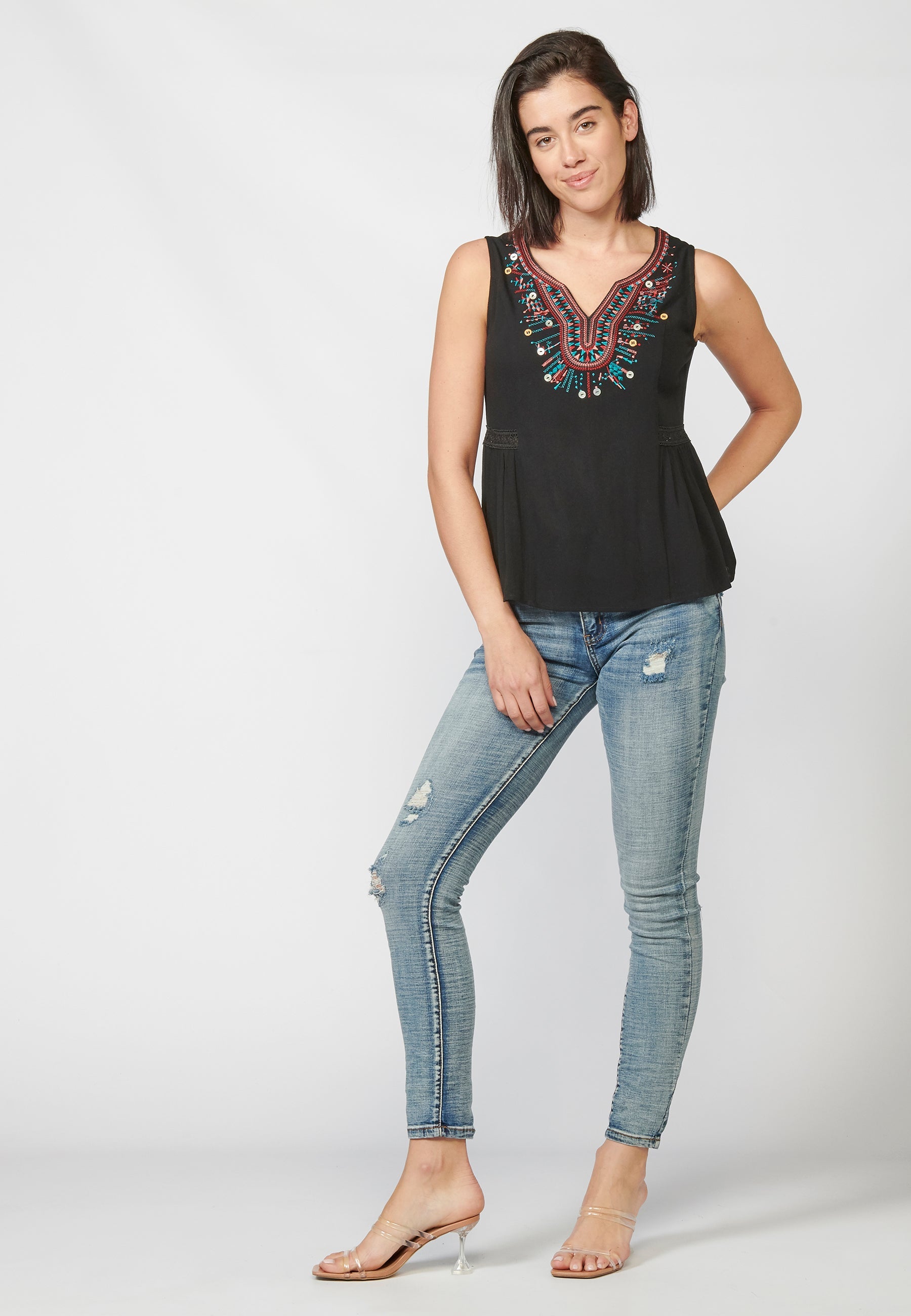 Blusa fluida sin mangas con escote corazón y bordados | look diario