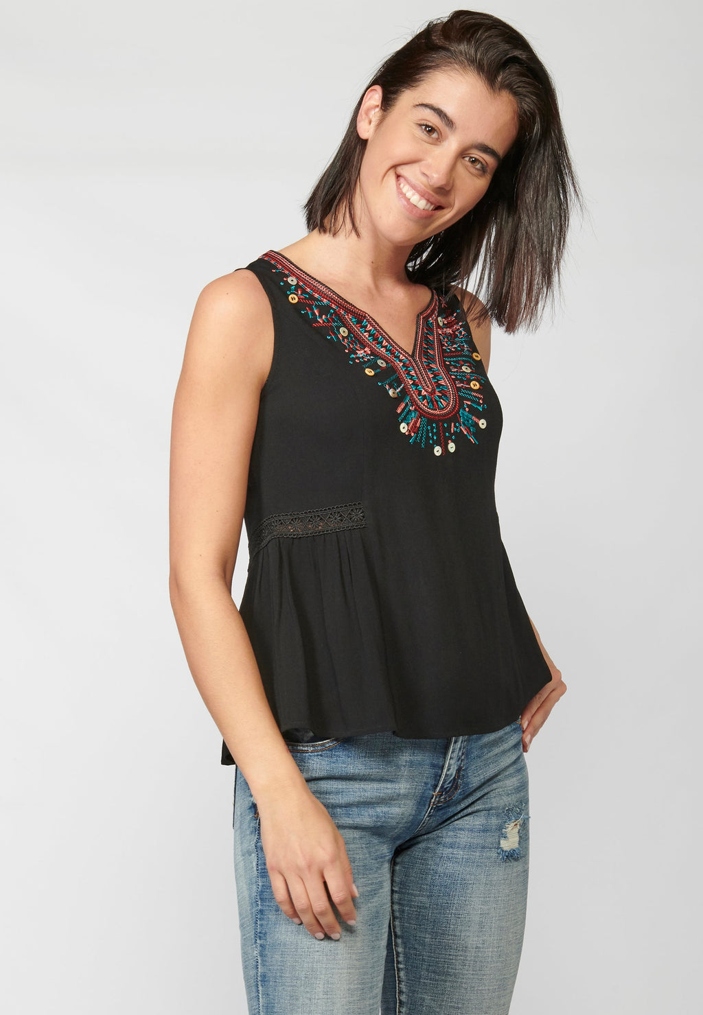 Blusa fluida sin mangas con escote corazón y bordados | look diario