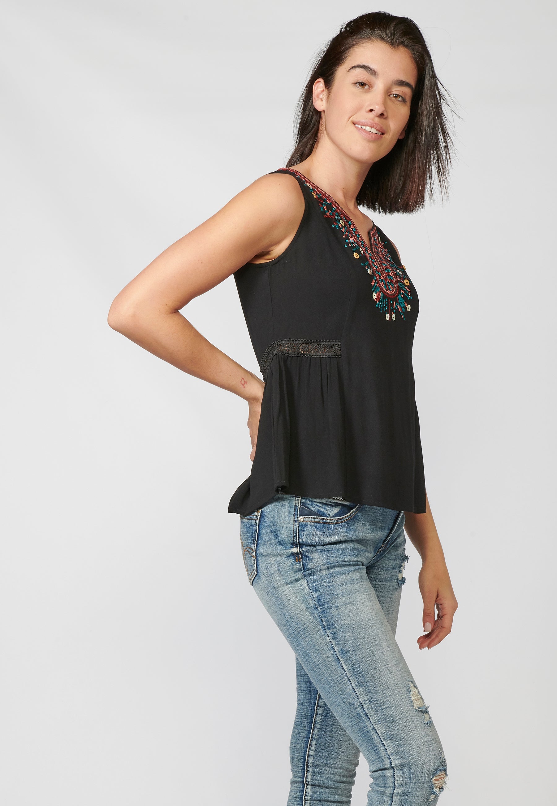 Blusa fluida sin mangas con escote corazón y bordados | look diario