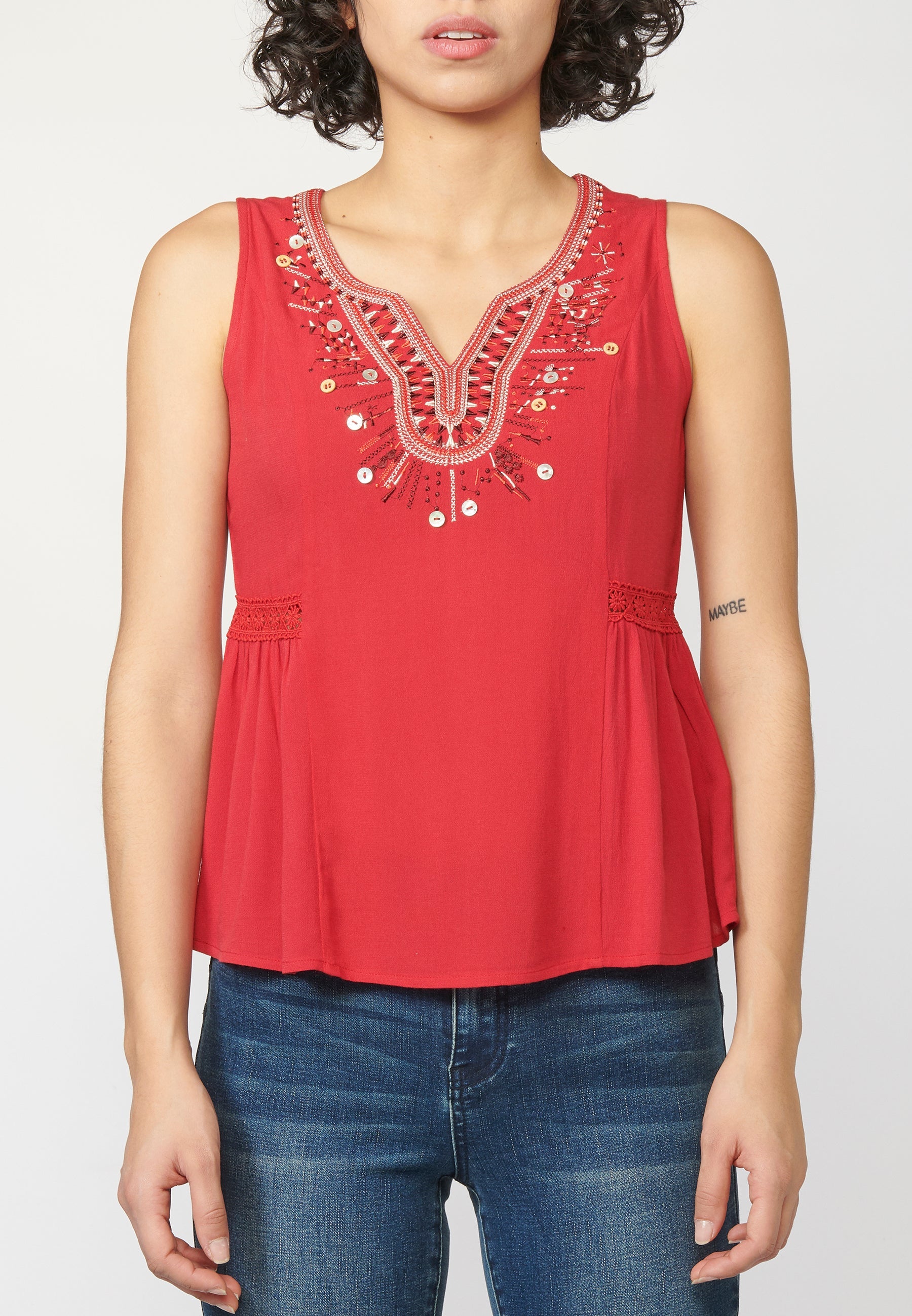 Blusa fluida sin mangas con escote corazón y bordados | look diario