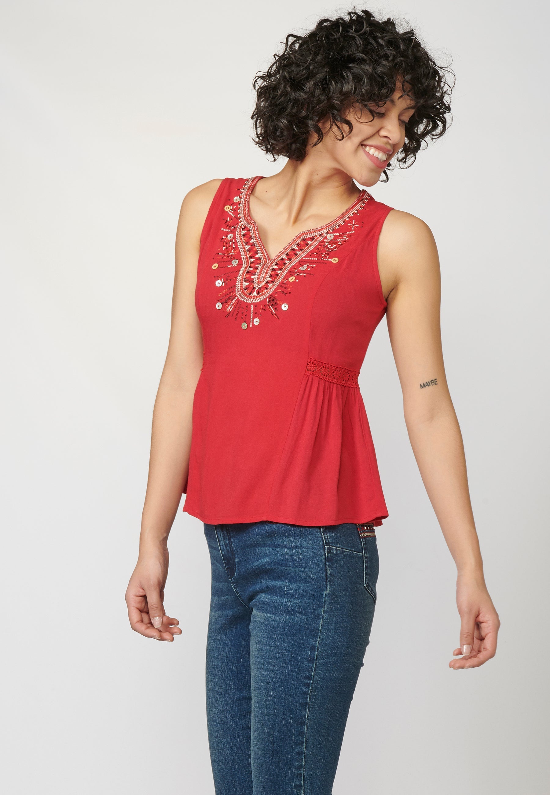 Blusa fluida sin mangas con escote corazón y bordados | look diario