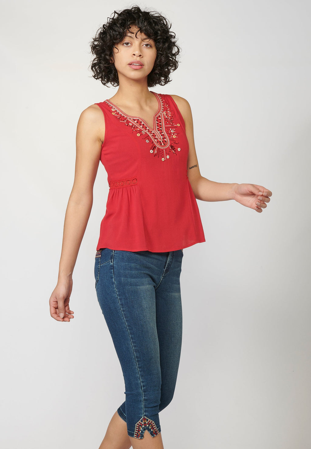 Blusa fluida sin mangas con escote corazón y bordados | look diario