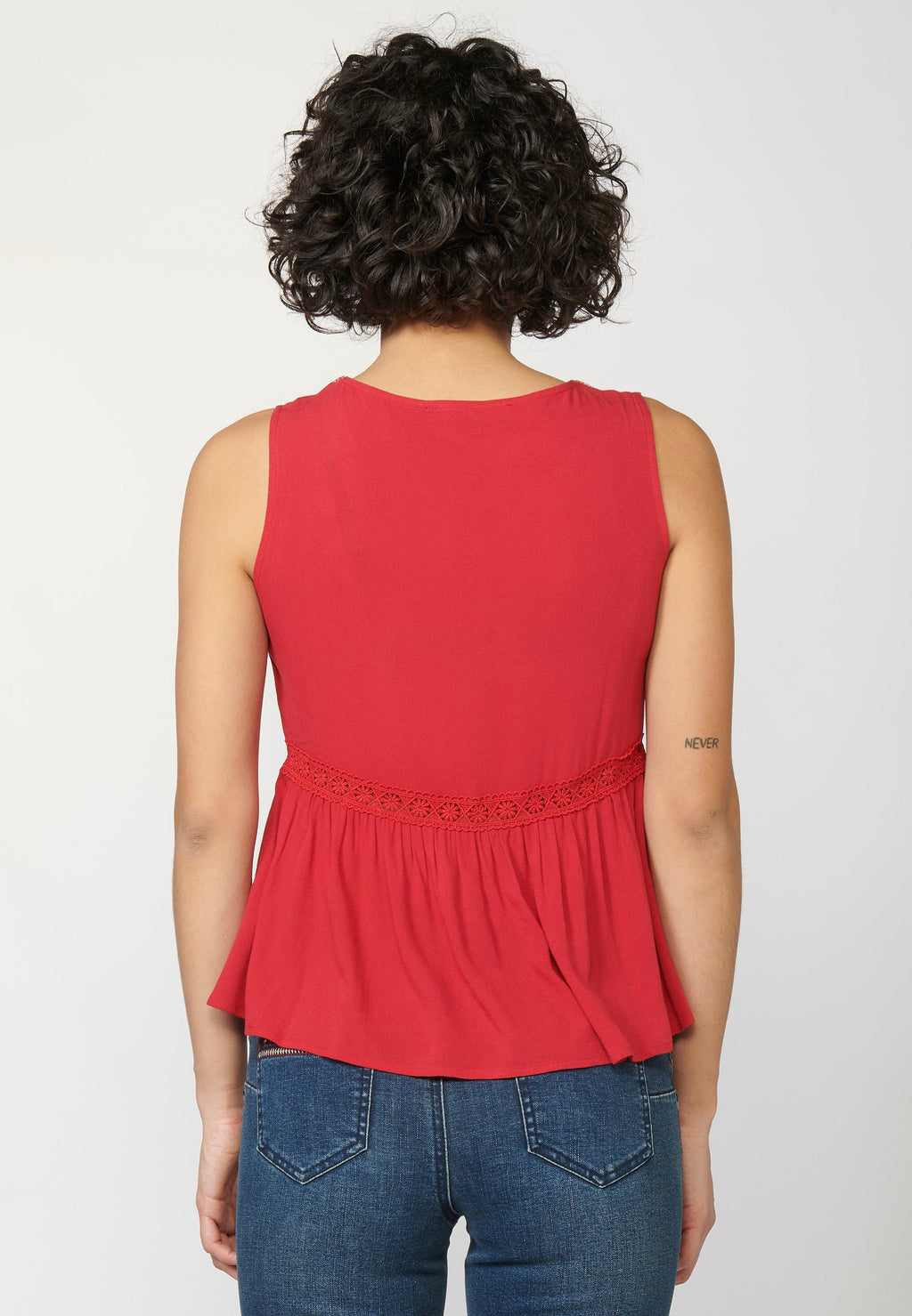 Blusa fluida sin mangas con escote corazón y bordados | look diario