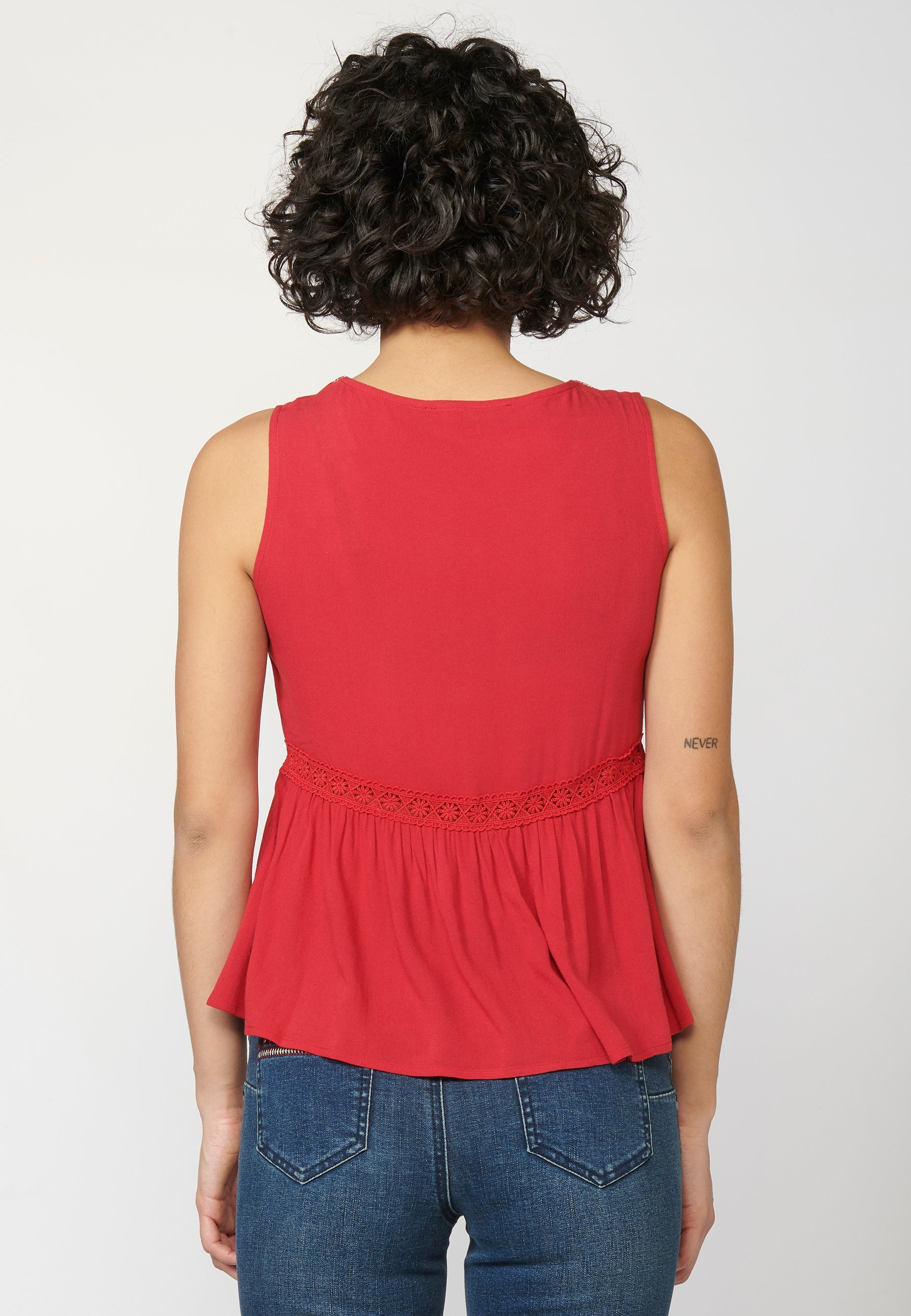 Blusa fluida sin mangas con escote corazón y bordados | look diario