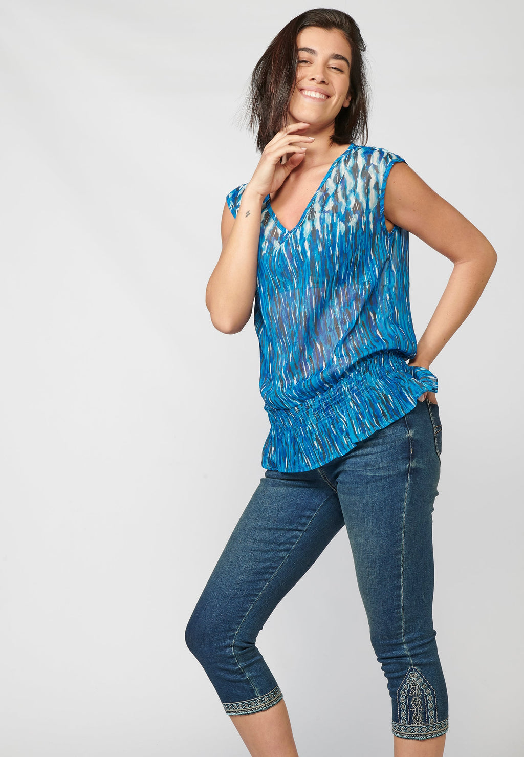 Blusa tirantes con escote de pico y estampado étnico | estilo y comodidad