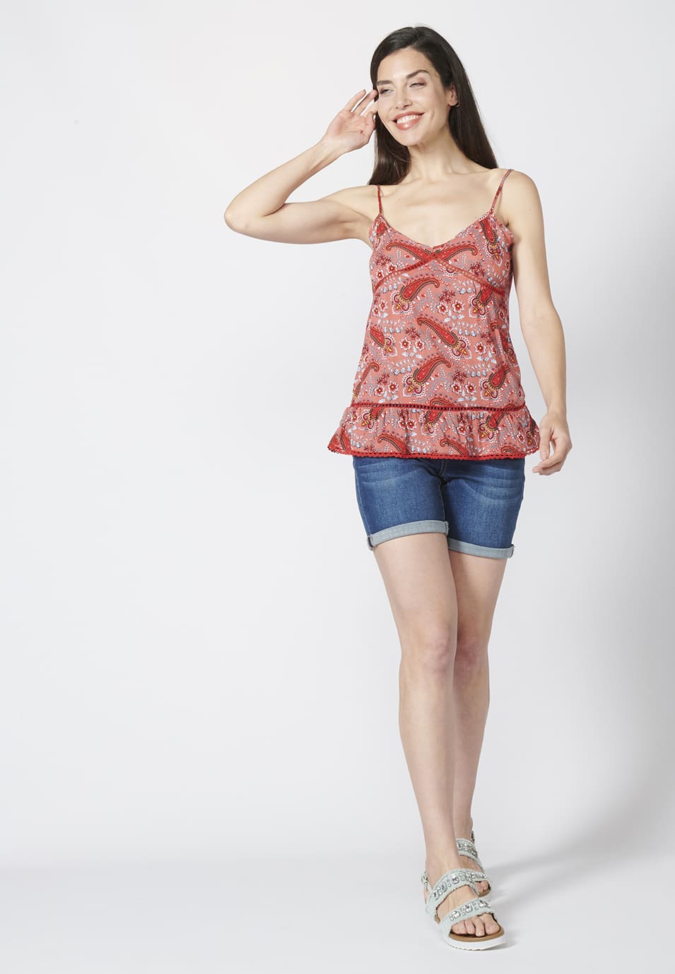 Blusa fluida sin mangas acabado en volante y puntilla | estilo y comodidad