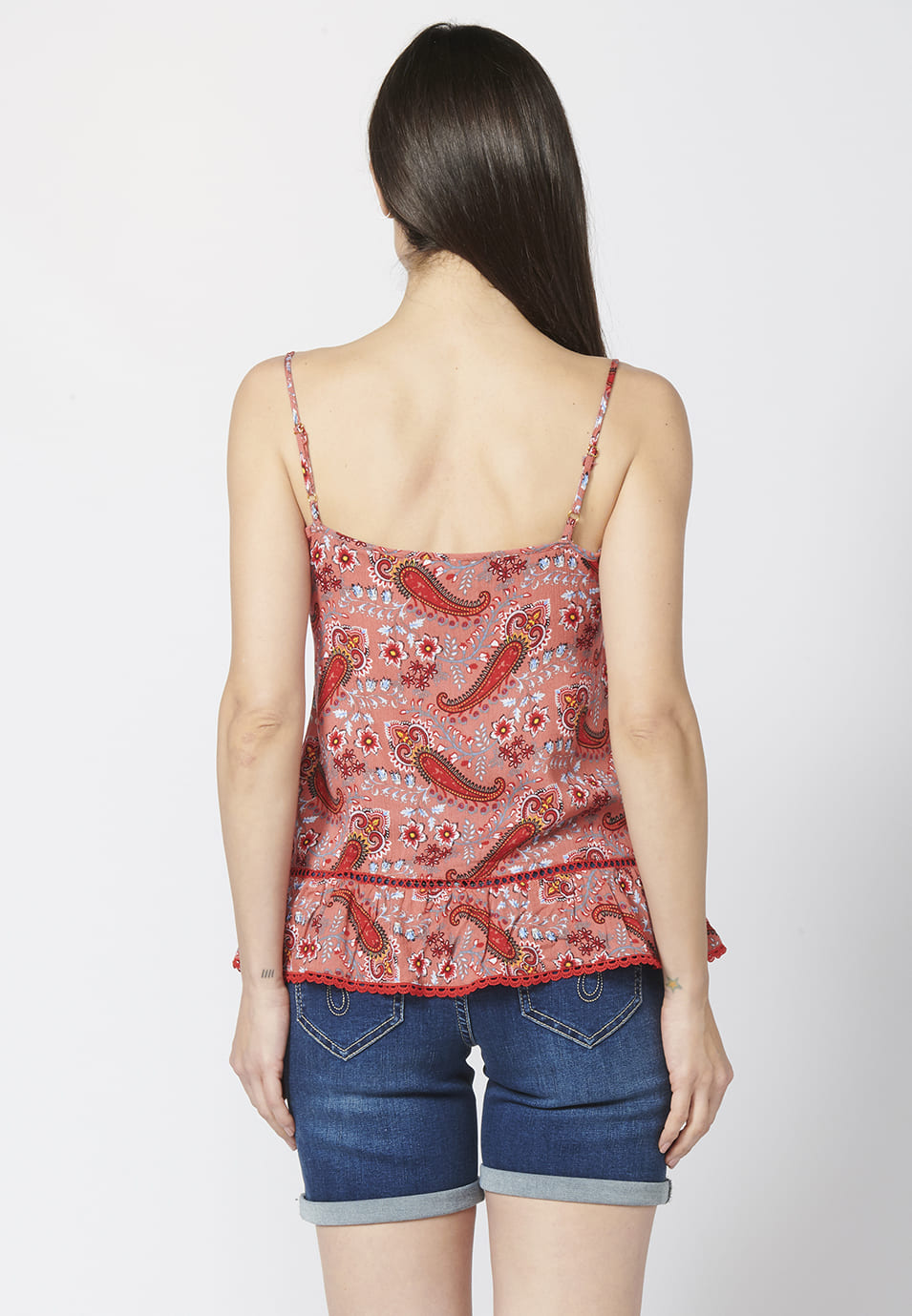 Blusa fluida sin mangas acabado en volante y puntilla | estilo y comodidad