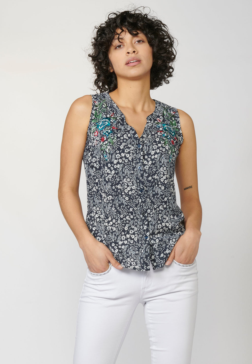 Blusa fluida sin mangas estampado floral y detalles bordados | estilo versátil