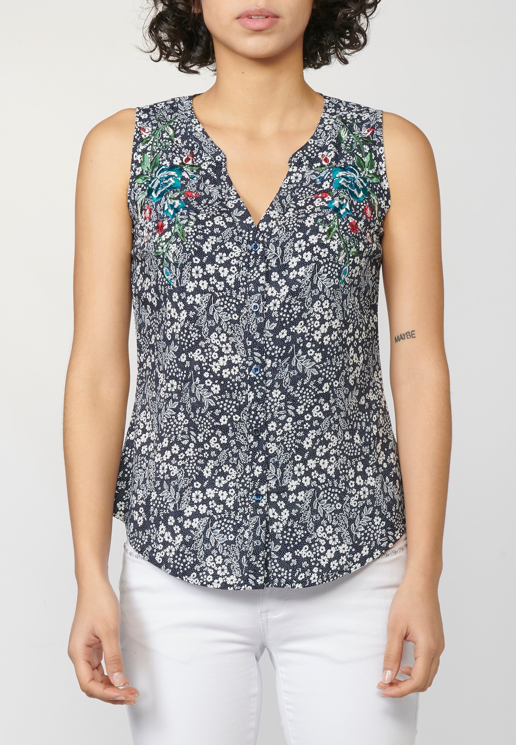 Blusa fluida sin mangas estampado floral y detalles bordados | estilo versátil