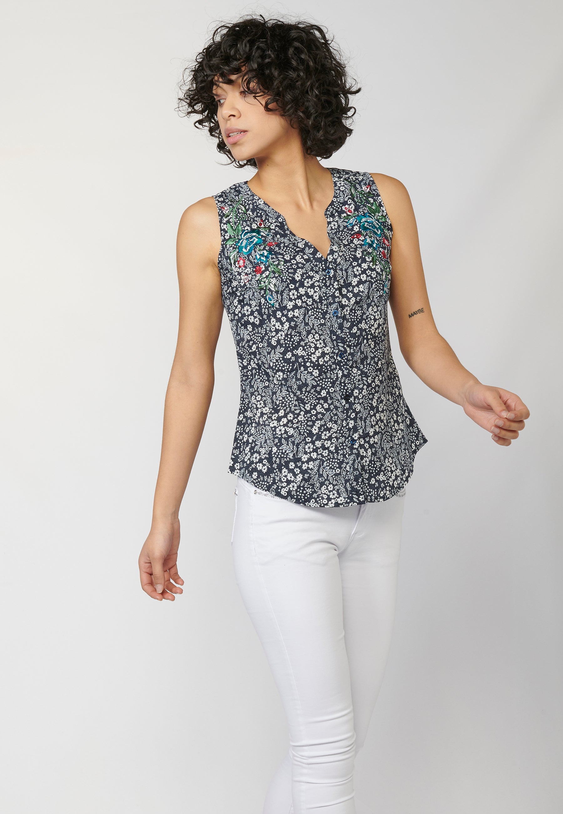 Blusa fluida sin mangas estampado floral y detalles bordados | estilo versátil