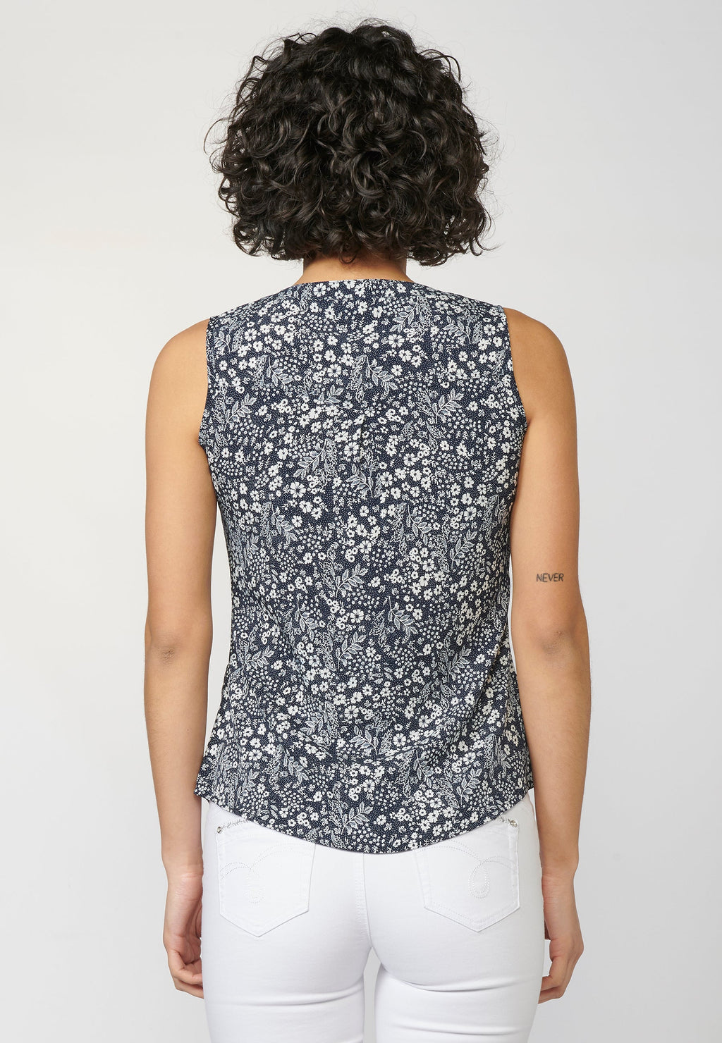 Blusa fluida sin mangas estampado floral y detalles bordados | estilo versátil