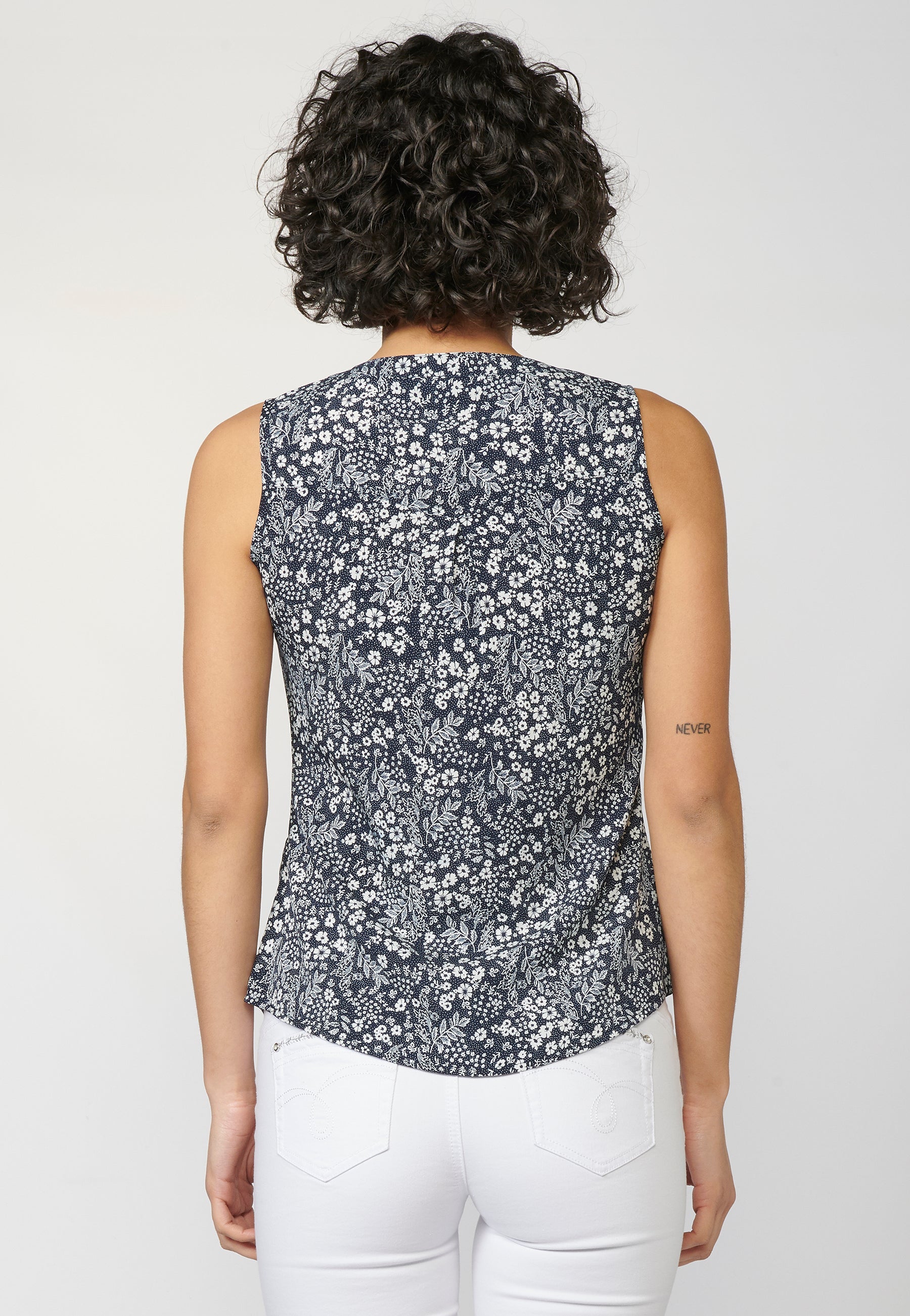 Blusa fluida sin mangas estampado floral y detalles bordados | estilo versátil