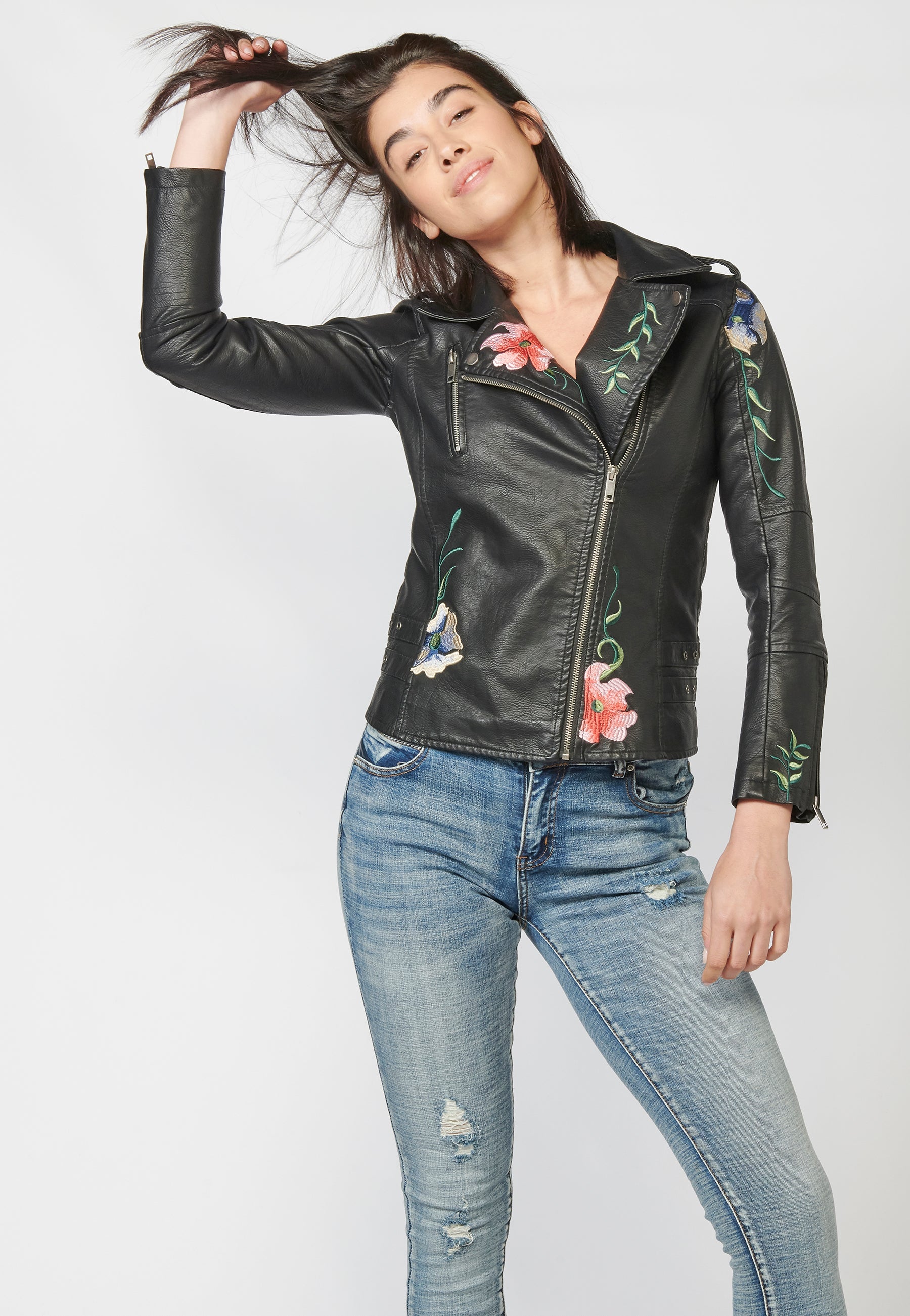 Chaqueta cazadora mujer efecto piel negra con bordados florales