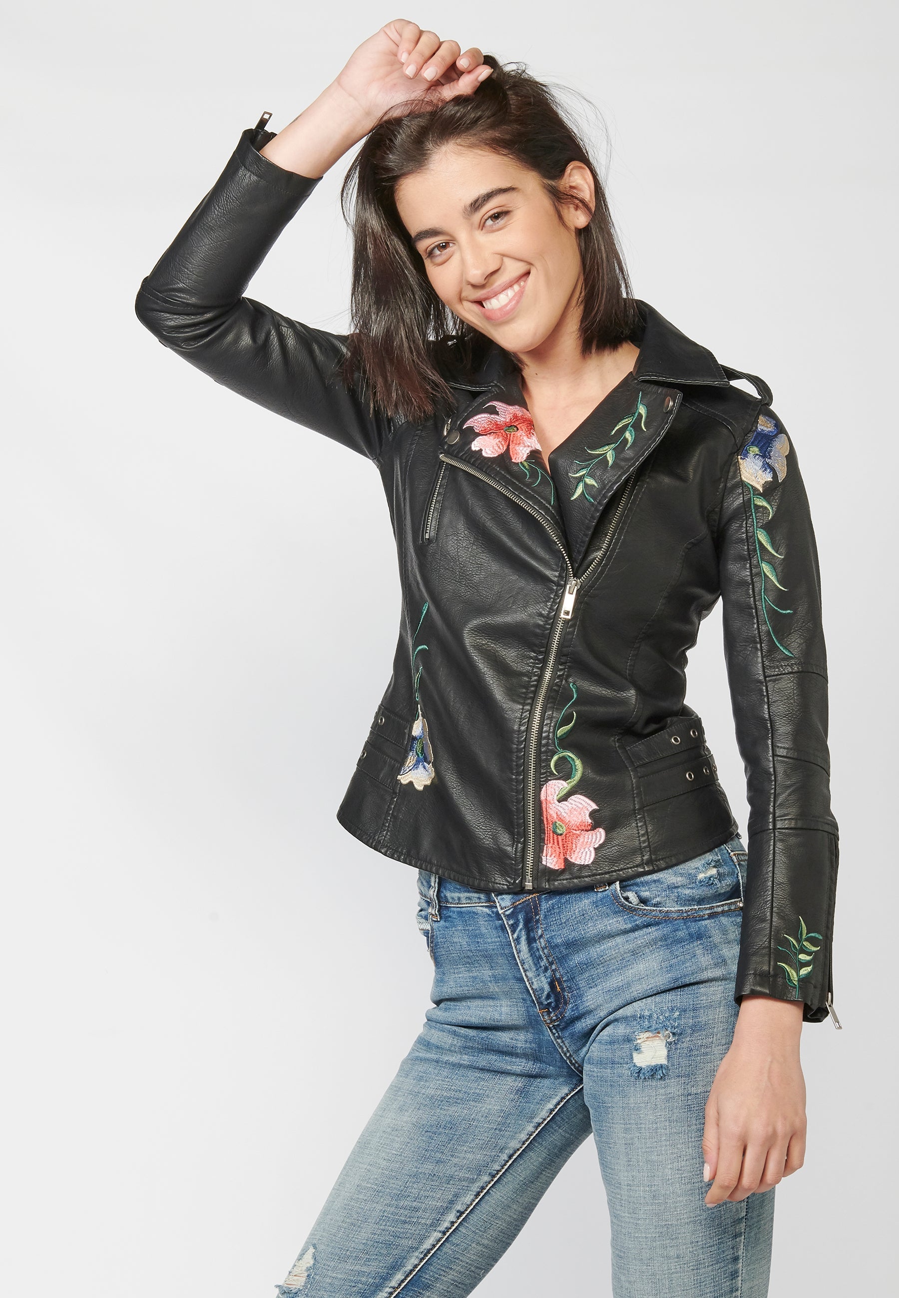Chaqueta cazadora mujer efecto piel negra con bordados florales