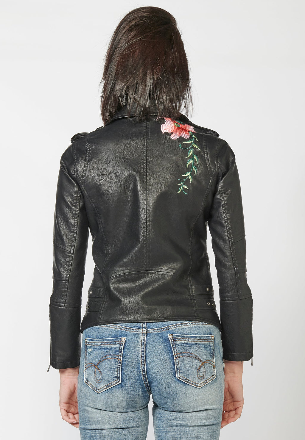 Chaqueta cazadora mujer efecto piel negra con bordados florales