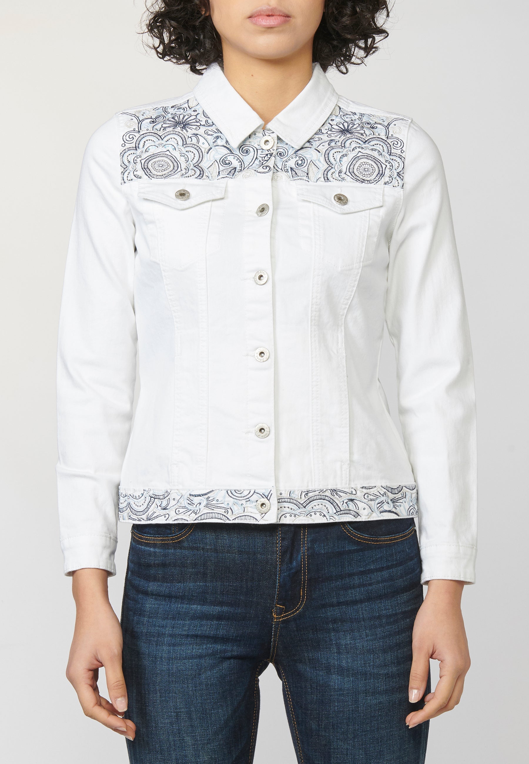 Chaqueta cazadora vaquera denim blanco elástico mujer bordado floral