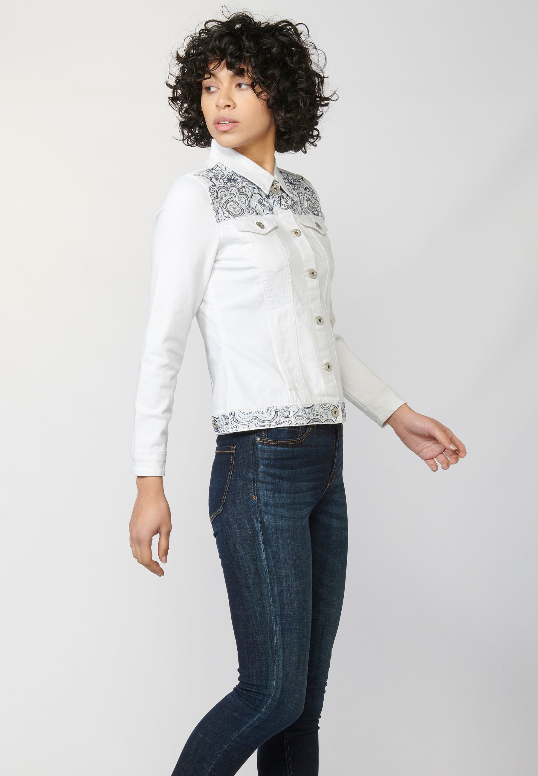 Chaqueta cazadora vaquera denim blanco elástico mujer bordado floral