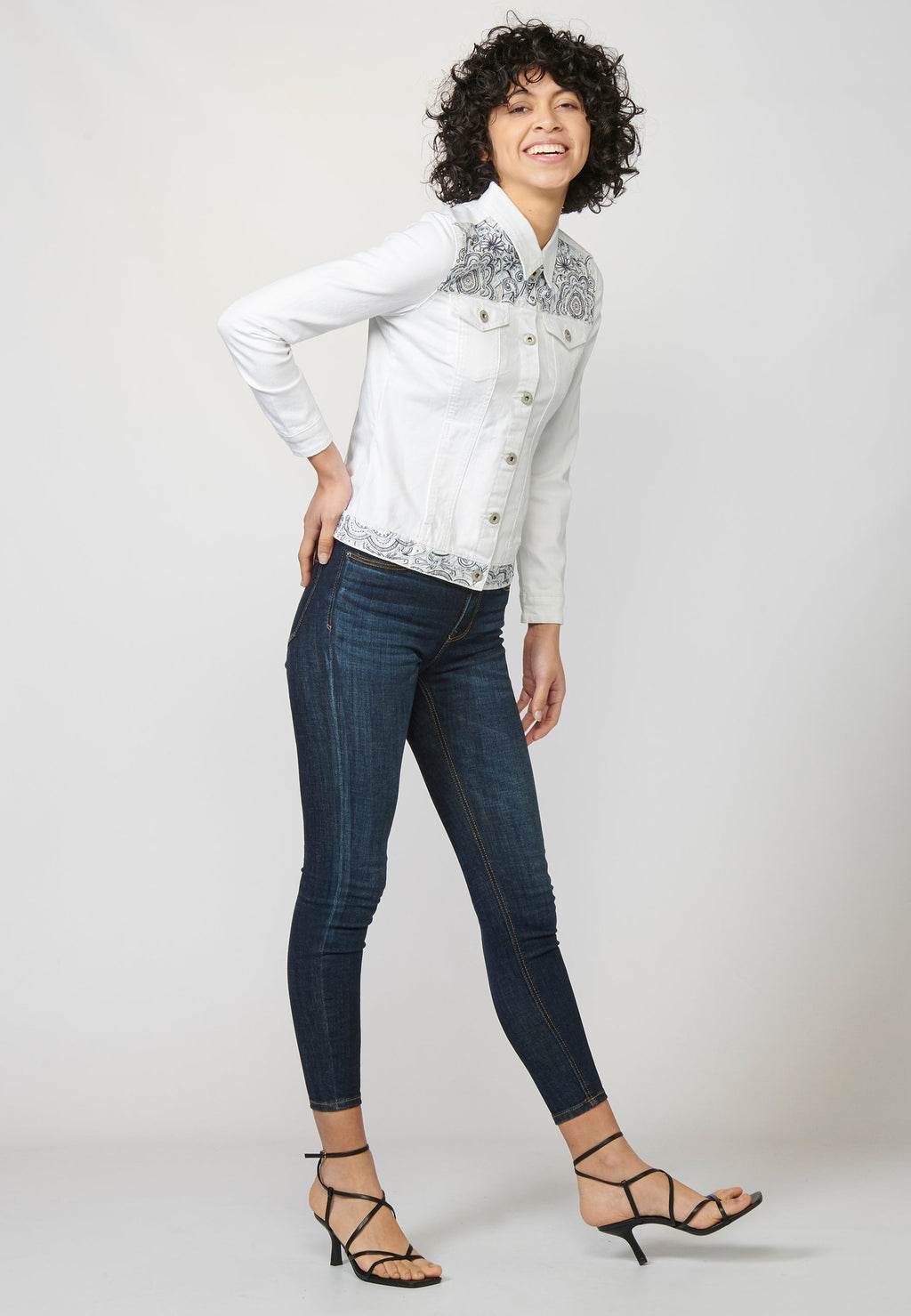 Chaqueta cazadora vaquera denim blanco elástico mujer bordado floral
