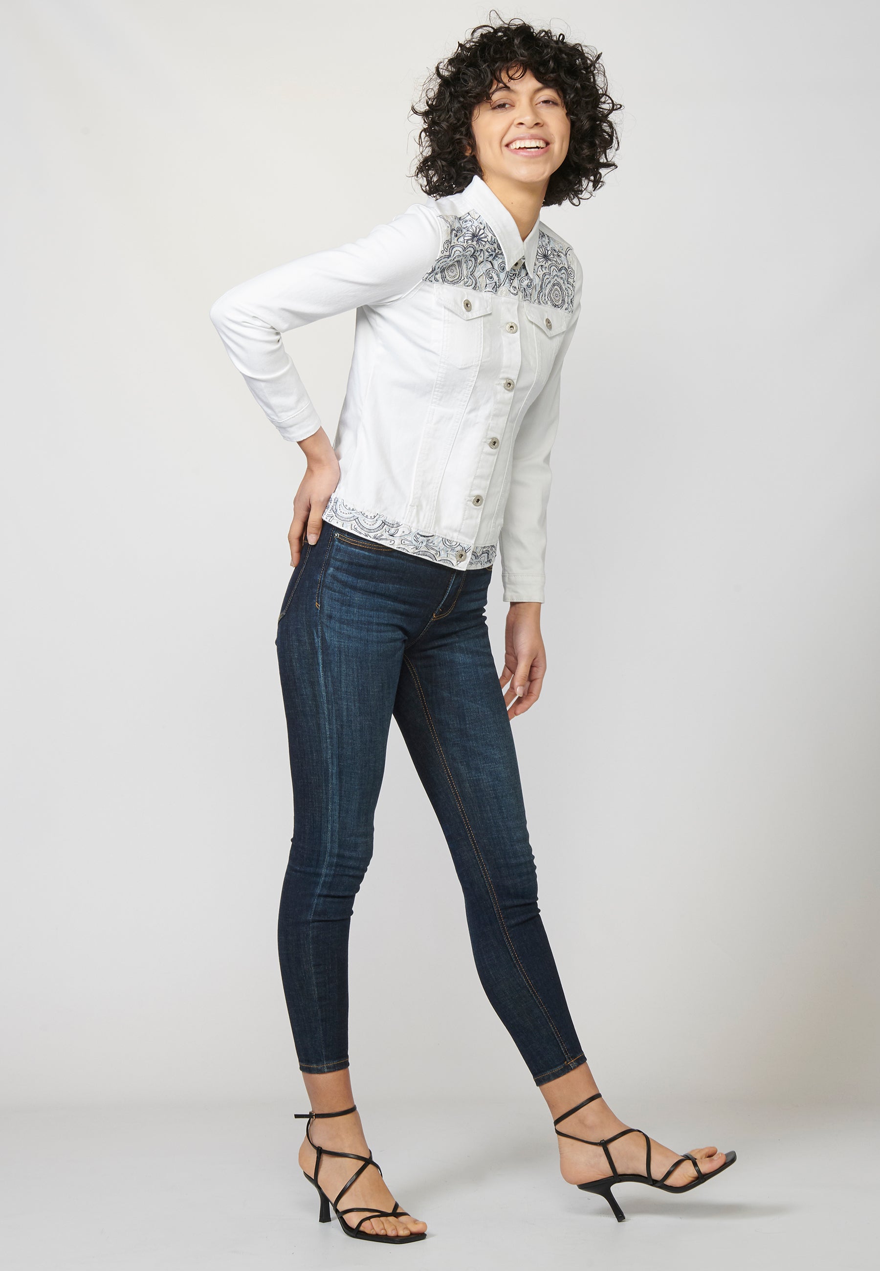 Chaqueta cazadora vaquera denim blanco elástico mujer bordado floral