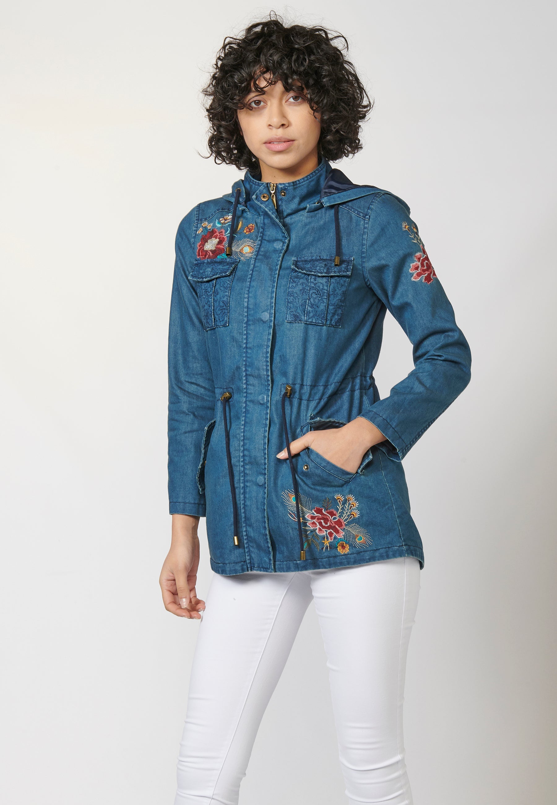 Parka larga denim bordada floral de mujer con capucha desmontable y cordón ajustable en cintura
