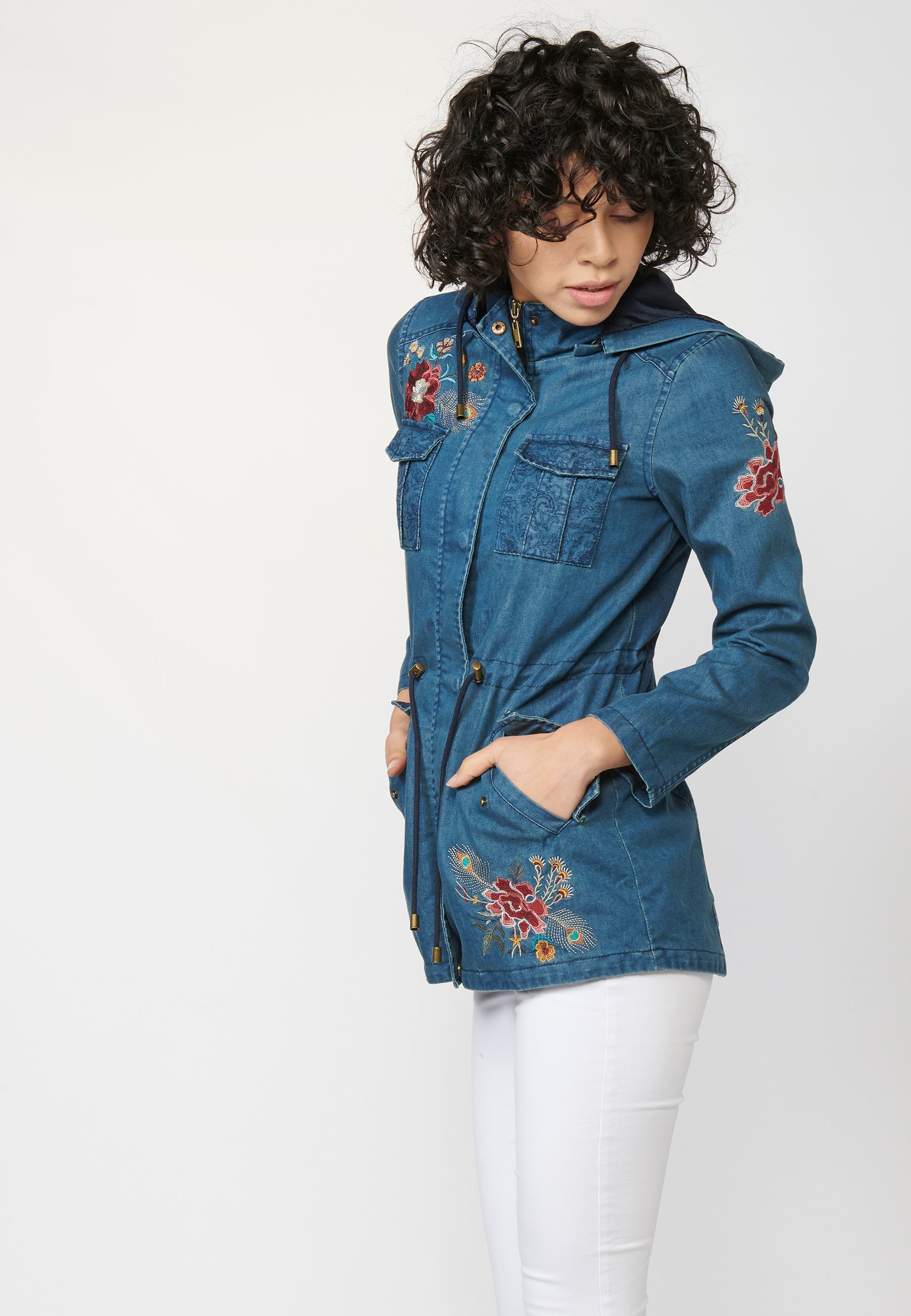 Parka larga denim bordada floral de mujer con capucha desmontable y cordón ajustable en cintura