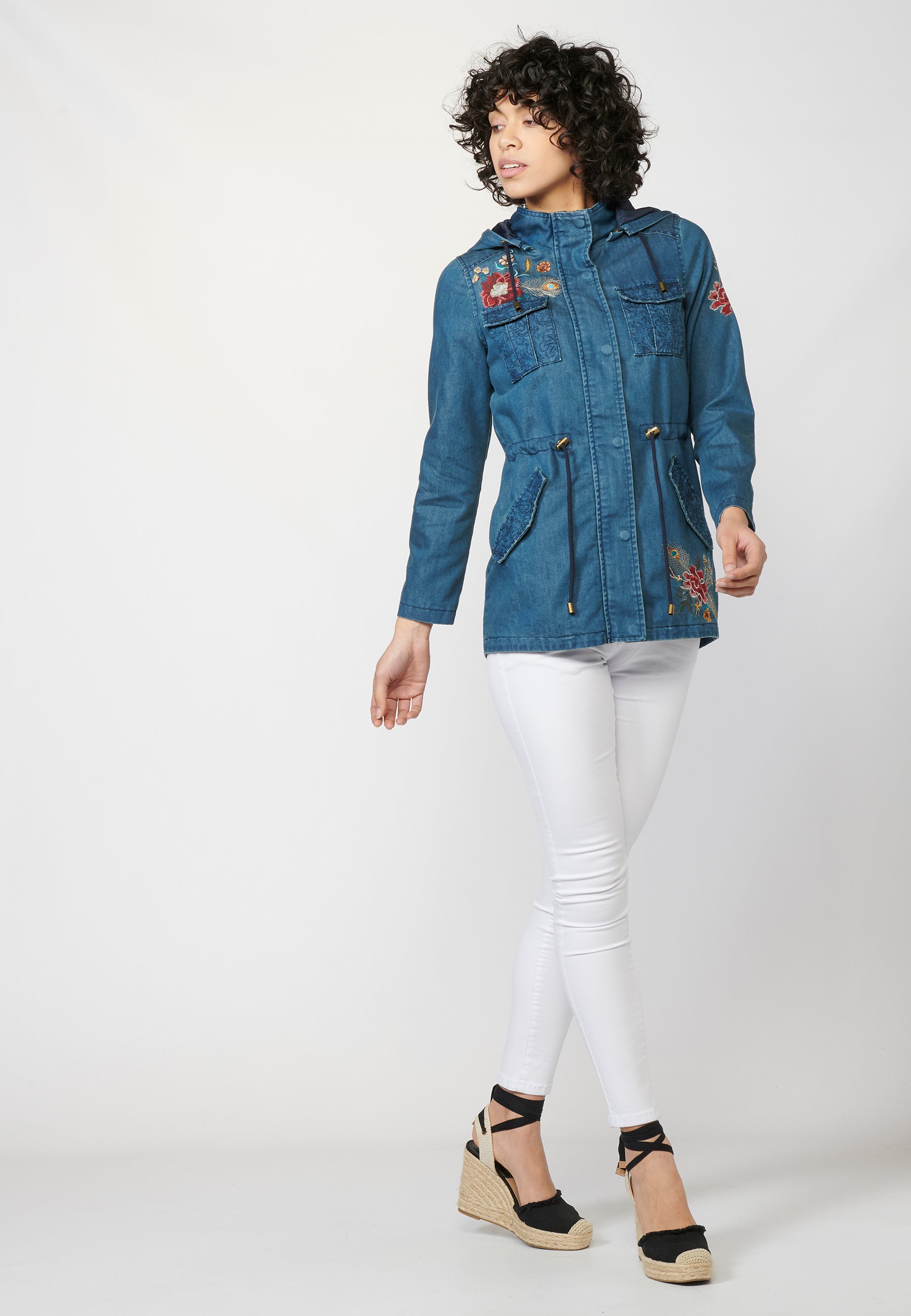 Parka larga denim bordada floral de mujer con capucha desmontable y cordón ajustable en cintura