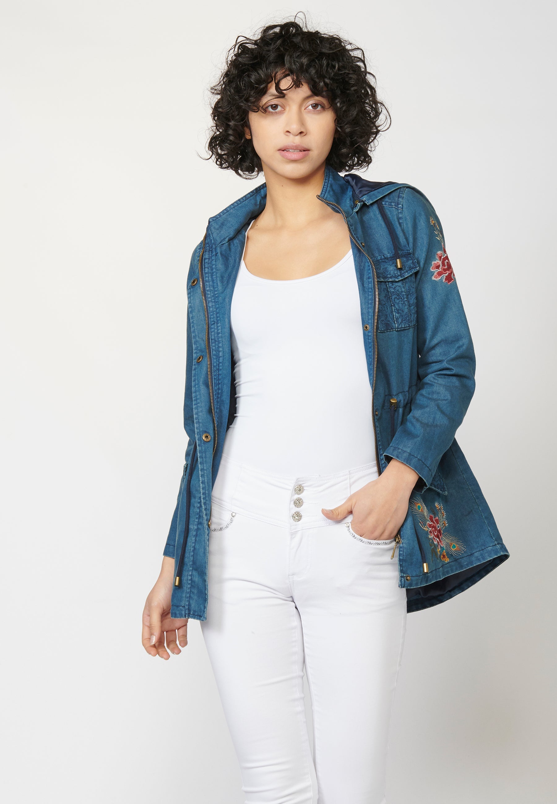 Parka larga denim bordada floral de mujer con capucha desmontable y cordón ajustable en cintura