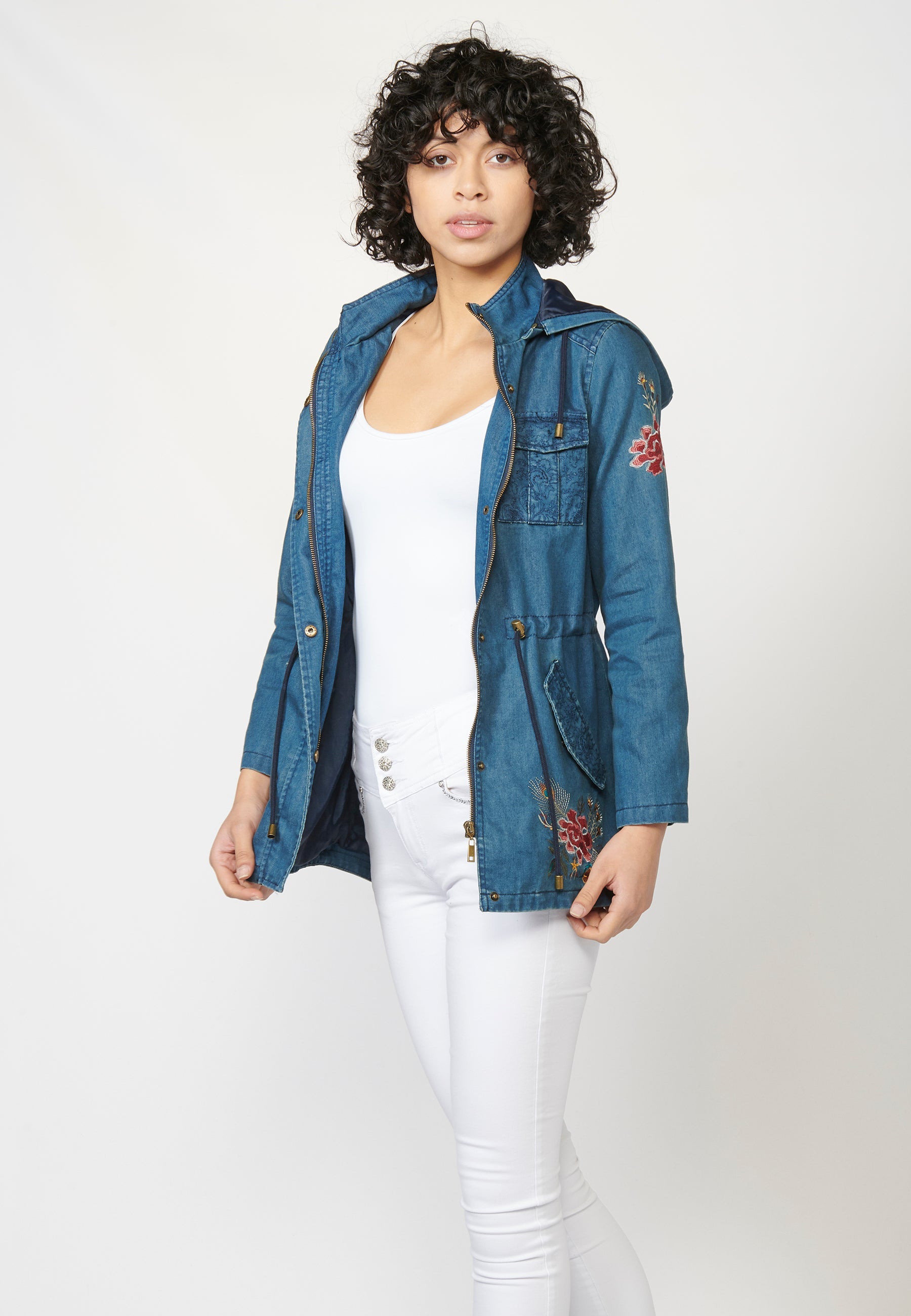 Parka larga denim bordada floral de mujer con capucha desmontable y cordón ajustable en cintura