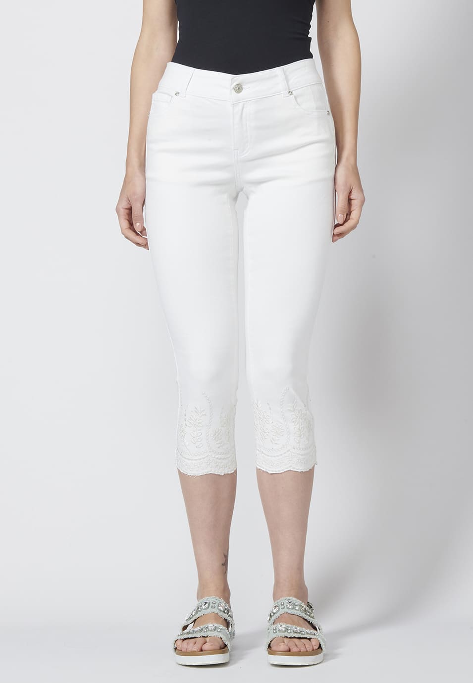 Pantalón corto, short, pantalón pirata con detalles bordados para mujer