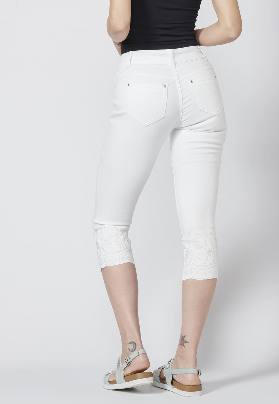 Pantalón corto, short, pantalón pirata con detalles bordados para mujer