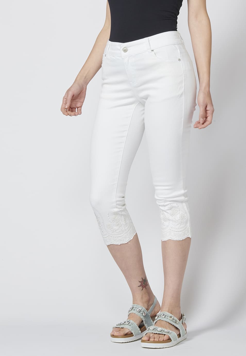 Pantalón corto, short, pantalón pirata con detalles bordados para mujer