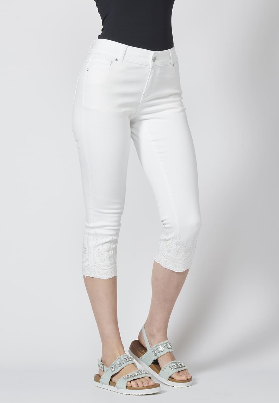 Pantalón corto, short, pantalón pirata con detalles bordados para mujer