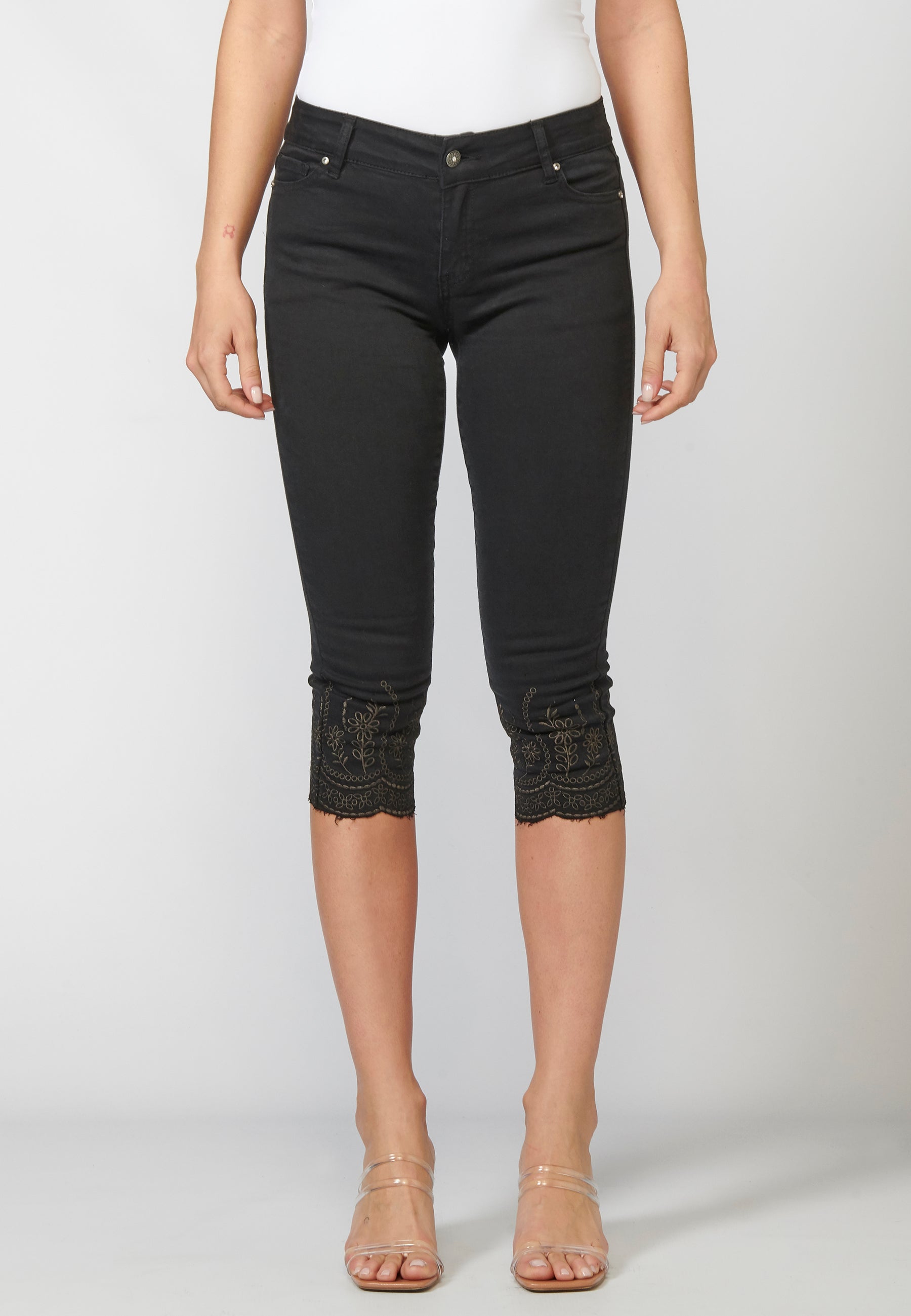 Pantalón corto, short, pantalón pirata con detalles bordados para mujer