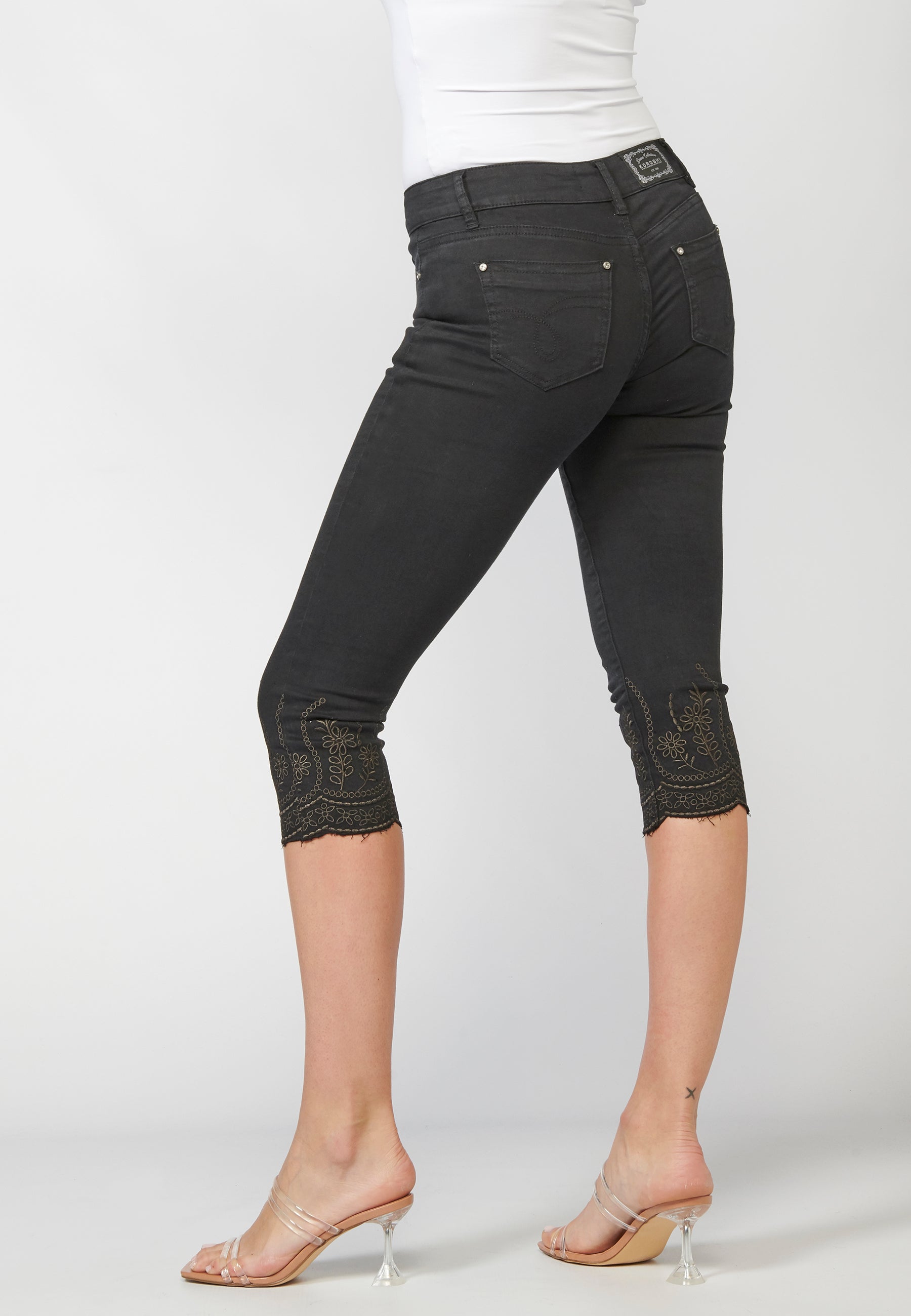 Pantalón corto, short, pantalón pirata con detalles bordados para mujer