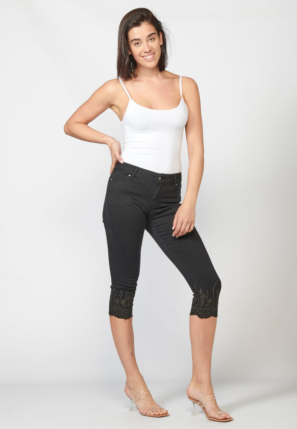 Pantalón corto, short, pantalón pirata con detalles bordados para mujer