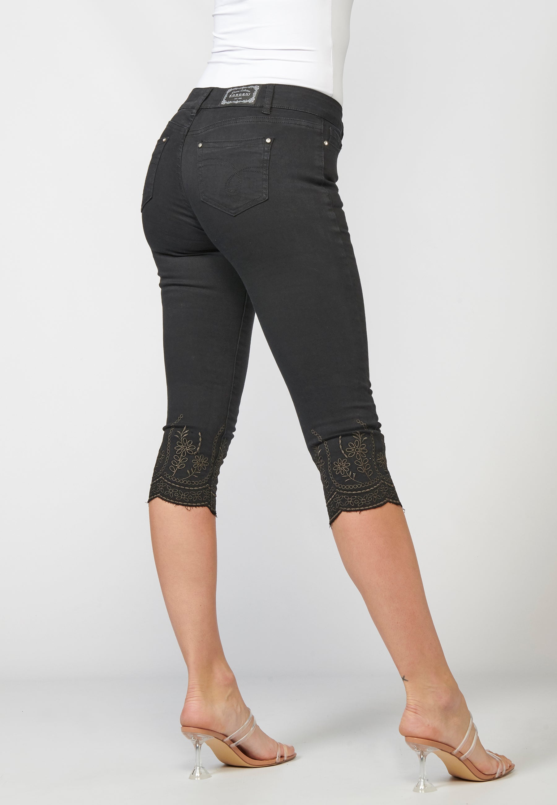 Pantalón corto, short, pantalón pirata con detalles bordados para mujer
