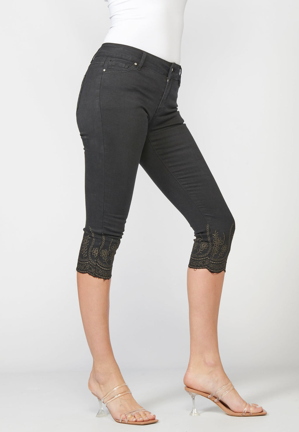 Pantalón corto, short, pantalón pirata con detalles bordados para mujer