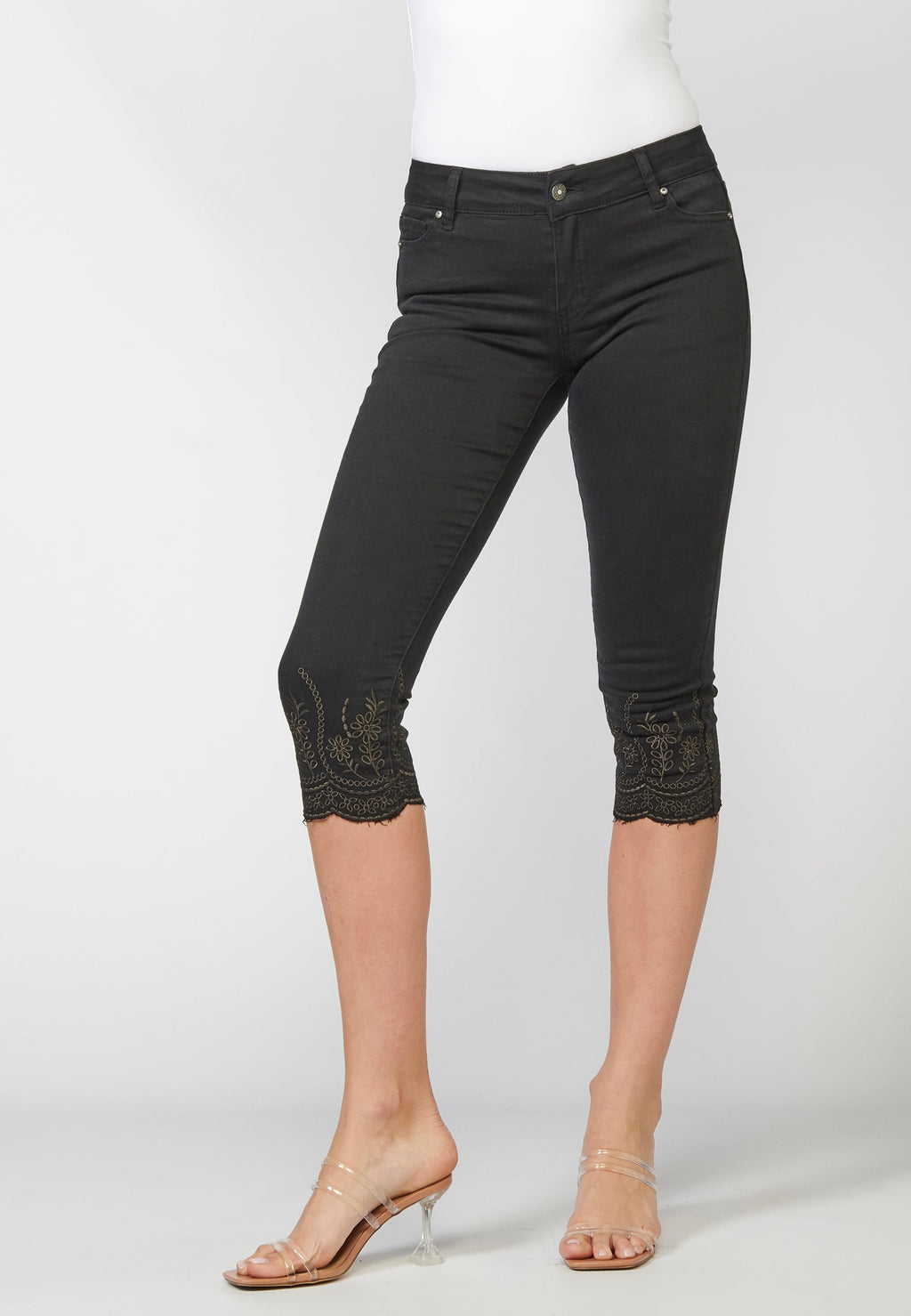 Pantalón corto, short, pantalón pirata con detalles bordados para mujer