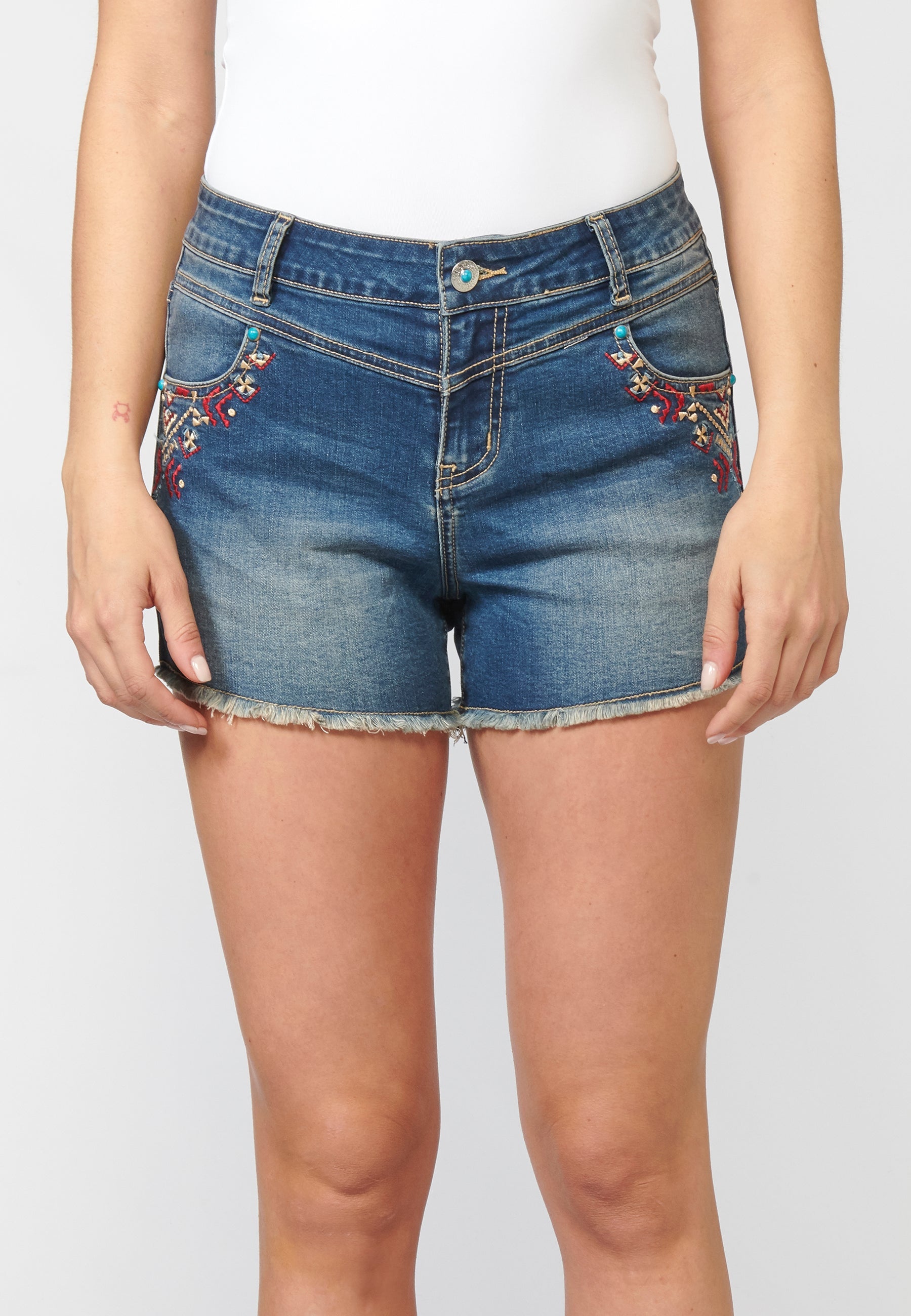 Pantalón corto short con detalles bordados étnicos | ropa casual