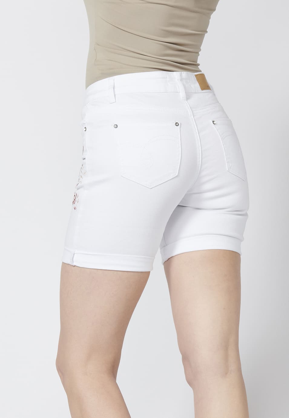Pantalón corto short con cinco bolsillos y bordados florales 100% algodón | ropa casual