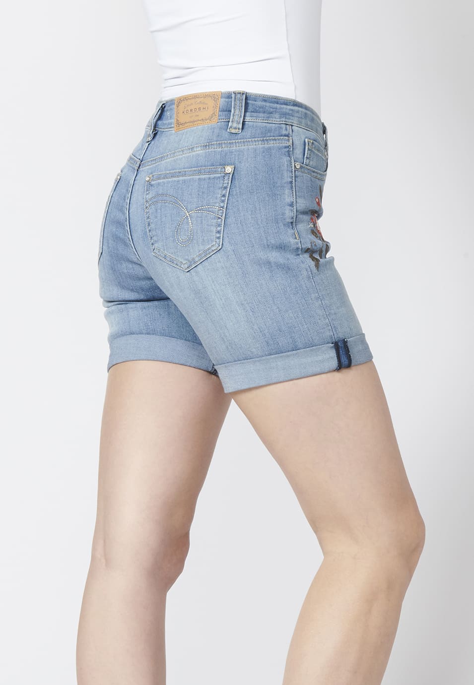 Pantalon corto tejano para mujer claro | moda actual