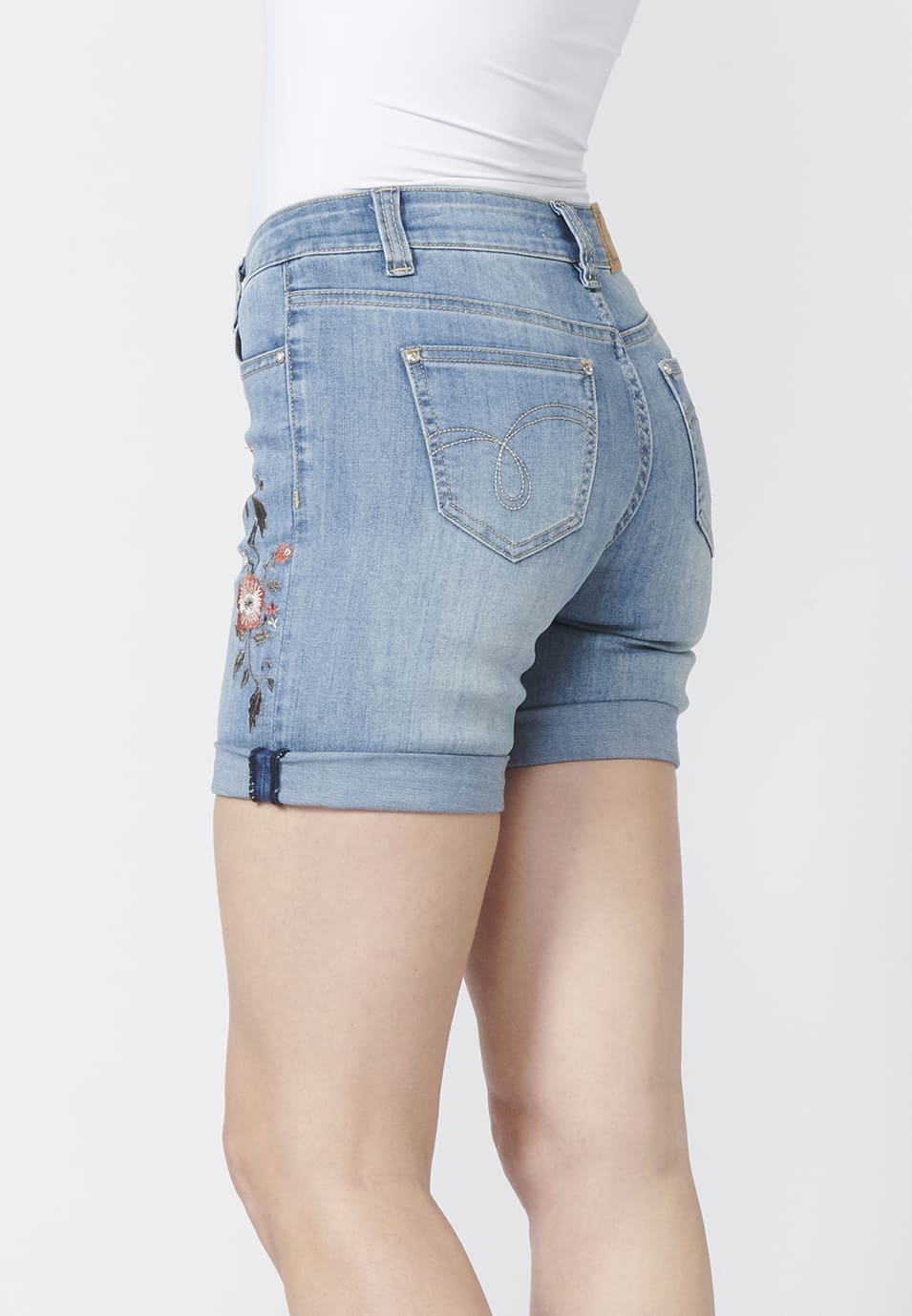 Pantalon corto tejano para mujer claro | moda actual