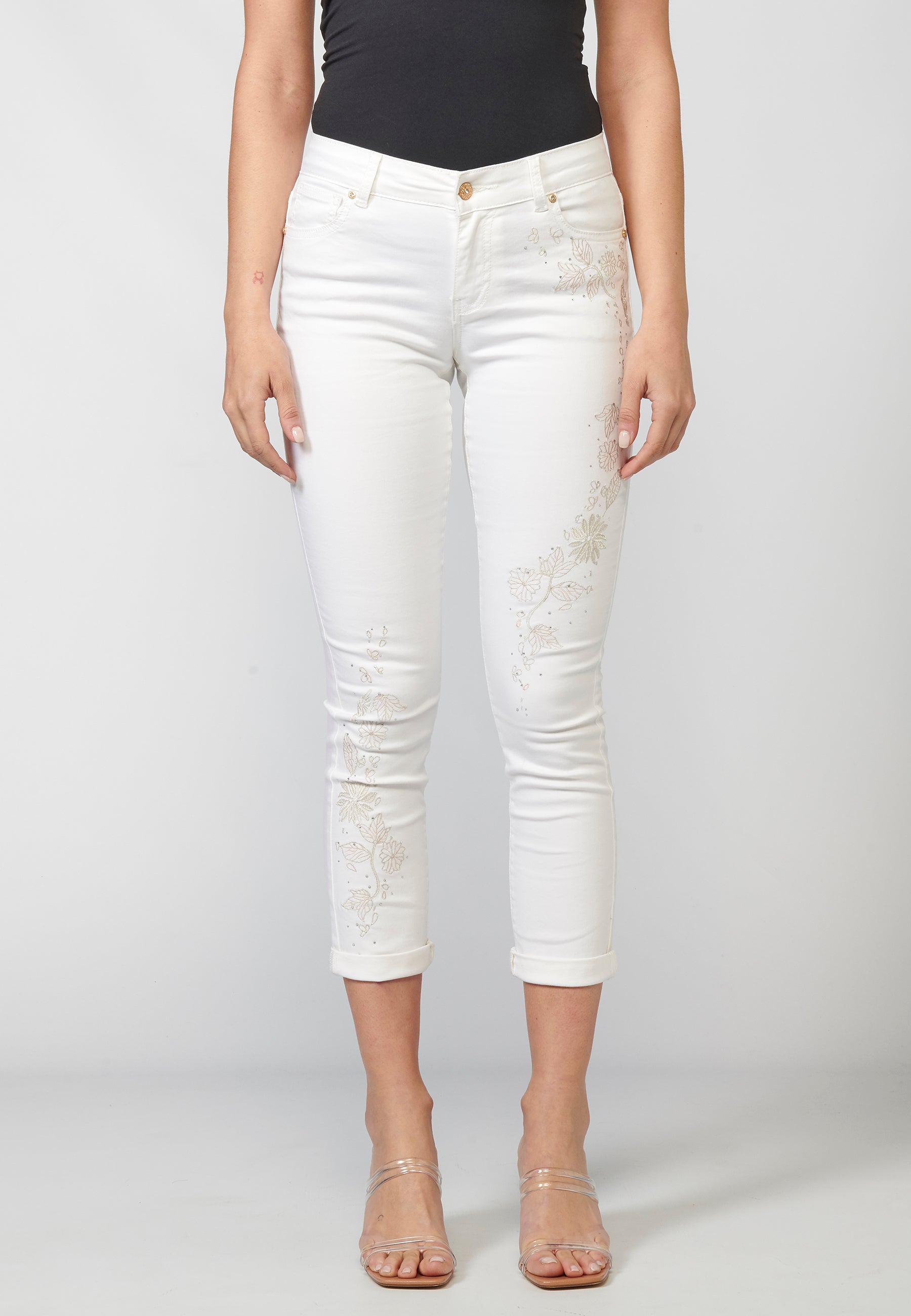 Pantalón de mujer slim fit elástico bordado floral y sarga elástica | estilo versátil