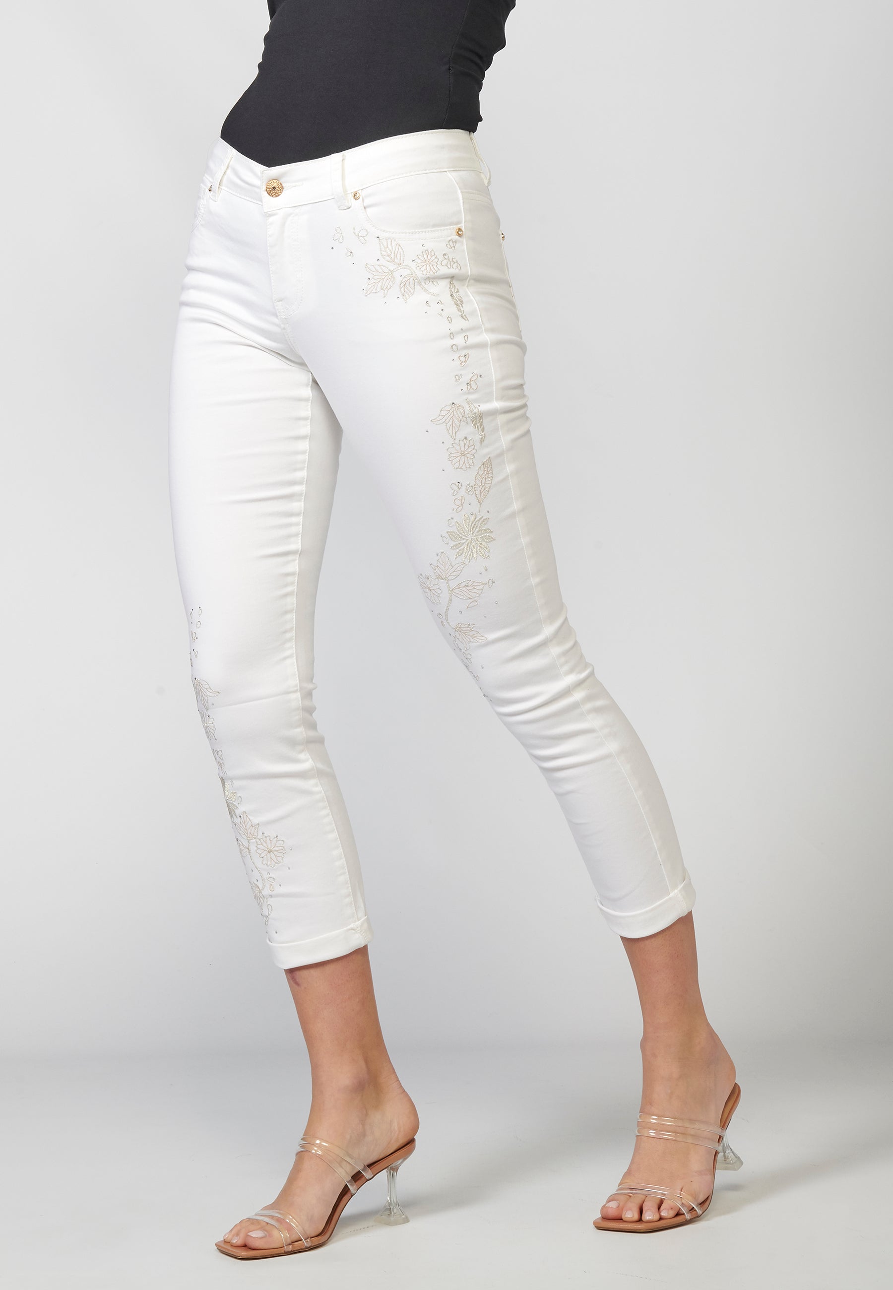 Pantalón de mujer slim fit elástico bordado floral y sarga elástica | estilo versátil