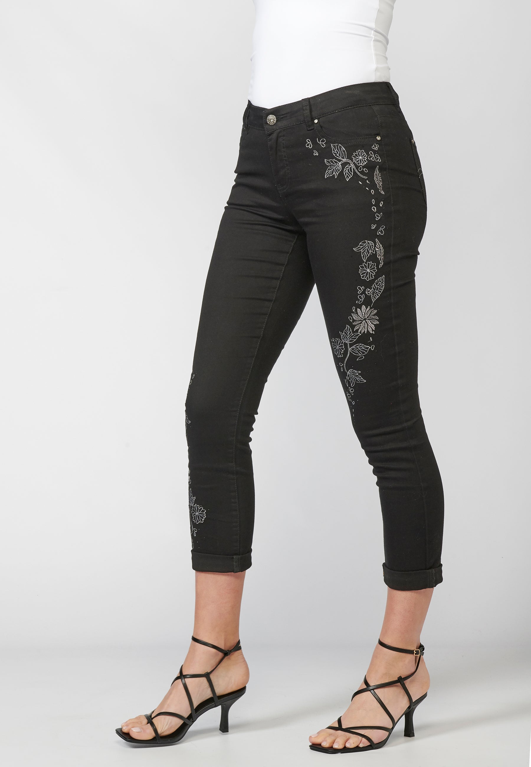 Pantalón de mujer slim fit elástico bordado floral y sarga elástica | estilo versátil