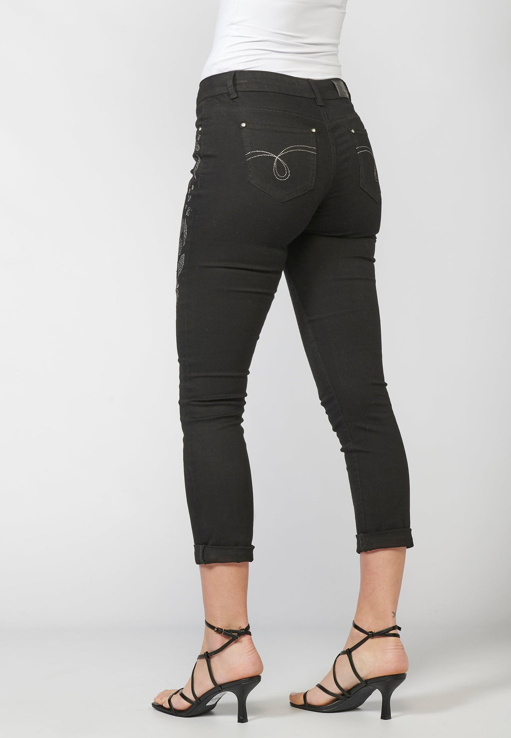 Pantalón de mujer slim fit elástico bordado floral y sarga elástica | estilo versátil