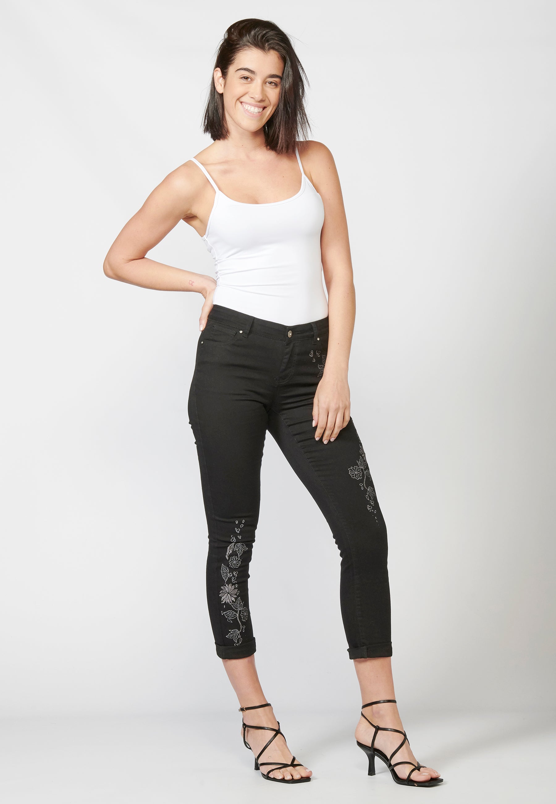 Pantalón de mujer slim fit elástico bordado floral y sarga elástica | estilo versátil