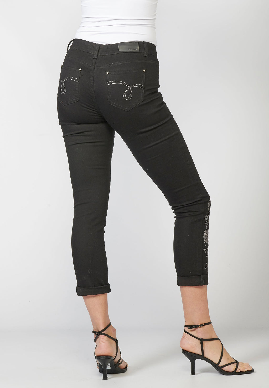 Pantalón de mujer slim fit elástico bordado floral y sarga elástica | estilo versátil