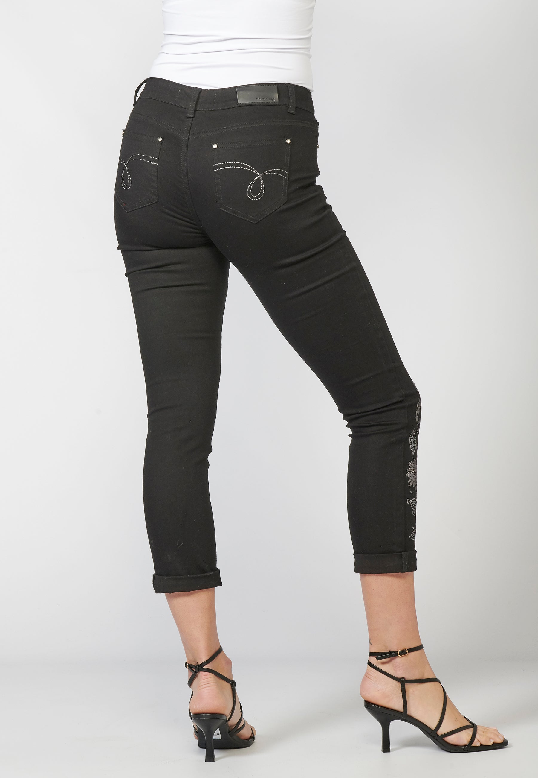 Pantalón de mujer slim fit elástico bordado floral y sarga elástica | estilo versátil